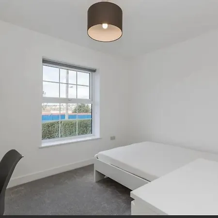 7 Bed Modern House With 5 Bathrooms And Garden * Bristol