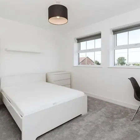 Hébergement de vacances 7 Bed Modern House With 5 Bathrooms And Garden Bristol