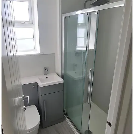7 Bed Modern House With 5 Bathrooms And Garden Bristol