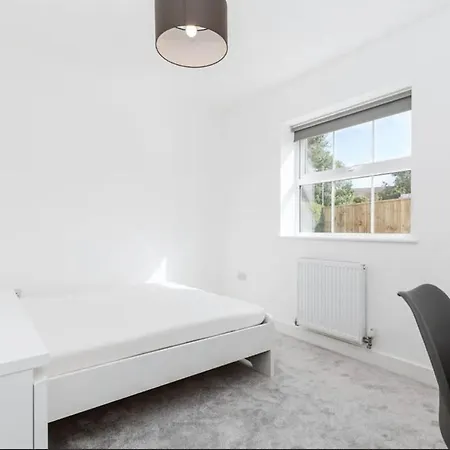 7 Bed Modern House With 5 Bathrooms And Garden Bristol