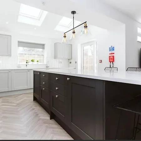 7 Bed Modern House With 5 Bathrooms And Garden * Bristol