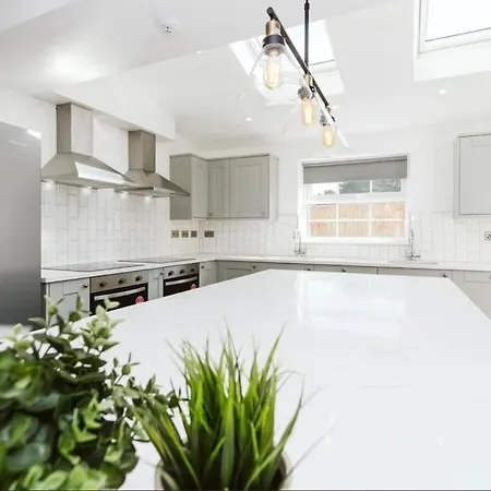 7 Bed Modern House With 5 Bathrooms And Garden Hébergement de vacances