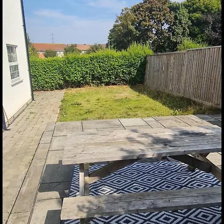 7 Bed Modern House With 5 Bathrooms And Garden
